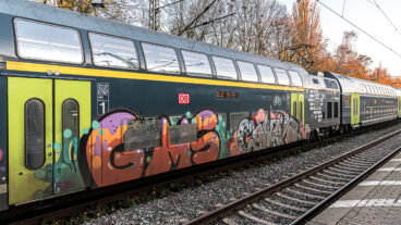 Beschmierter Zug der Deutschen Bahn im Bahnhof Elmshorn.