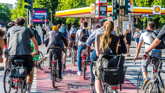 Am Dammtorbahnhof wird es auf dem Fahrradweg im Berufsverkehr ganz schön voll.