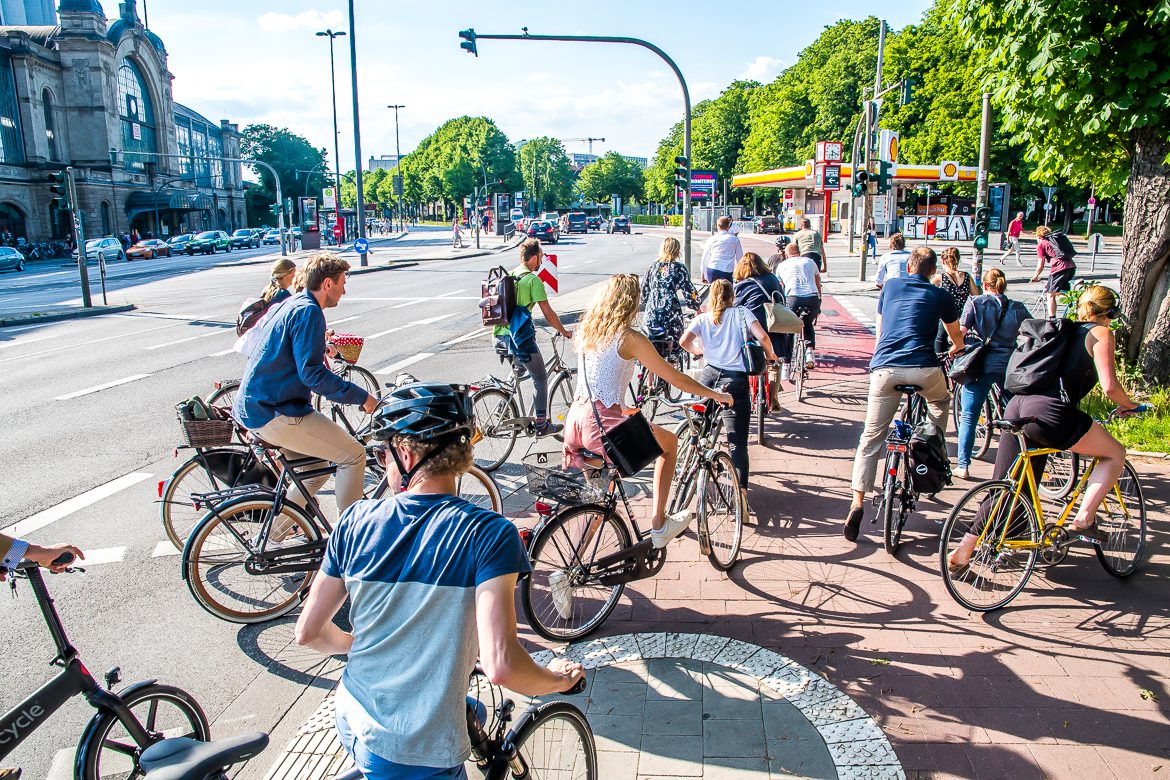 Im Berufsverkehr ist der Fahrradweg am Dammtorbahnhof manchmal so voll, dass einzelne Radfahrende auf der Straße stehen bleiben müssen.