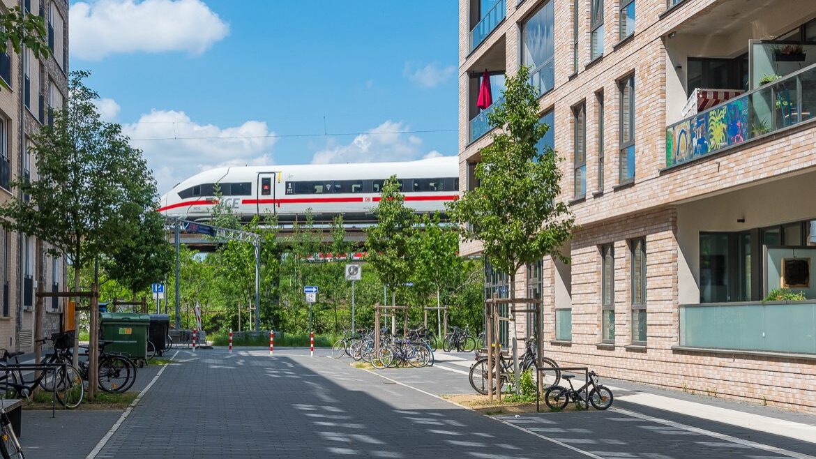 Noch fahren zwar Züge durch das Neubauviertel Neue Mitte Altona - aber einen direkten Bahnanschluss gibt es bislang nicht.