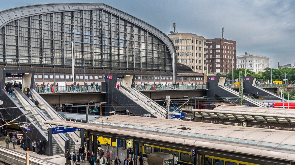 Vier zusätzliche Bahnsteigtreppen am Hamburger Hauptbahnhof sind bereits montiert - die fünfte fehlt - und zwar noch viele Monate lang.