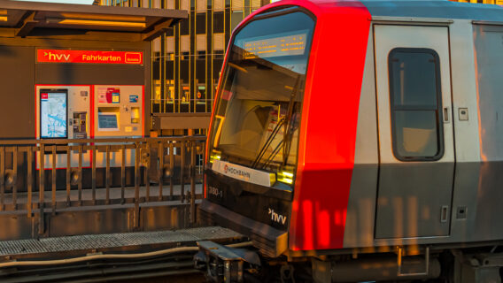Fahrkartenautomat am U-Bahnhof Baumwall in Hamburg.