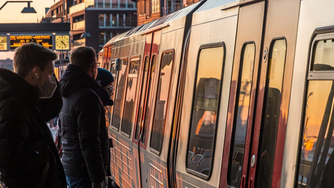 Menschen stehen am U-Bahnhof Baumwall in Hamburg.