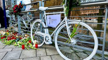 Ein weiß lackiertes Fahrrad ("Ghost-Bike") erinnert an die am 30.1.2023 von einem Lastwagenfahrer getötete Radfahrerin in der Hamburger HafenCity.