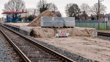 Die AKN-Linie A1 zwischen Hamburg und Kaltenkirchen wird zur S-Bahnlinie S5 umgebaut. Dazu müssen unter anderem alle Bahnsteige verlängert und erhöht werden, wie hier in Bönningstedt.