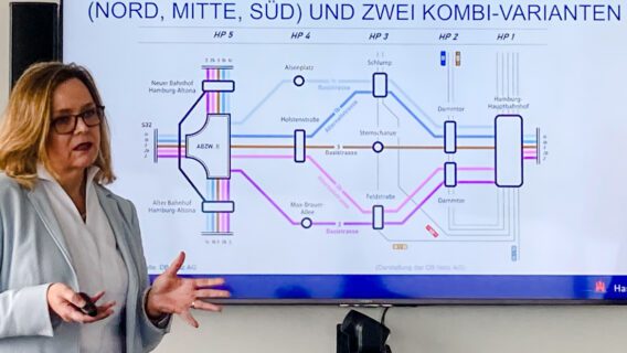 Die Konzernbevollmächtige der Deutschen Bahn für Hamburg und Schleswig-Holstein, Ute Plambeck, bei der Präsentation der neuen Tunnelpläne für Hamburg.