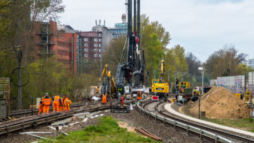 Bauarbeiten für die U5 südlich der Haltestelle Sengemannstraße: Die beiden Gleise der U5 werden zwischen den bestehenden Gleisen der U1 liegen und schwenken dann auf Höhe der Kräne Richtung City Nord aus.