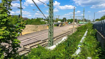 Am vergangenen Wochenende wurden für den Bau der S4 die Fernbahngleise der Strecke Hamburg - Lübeck im Bereich Hasselbrook stillgelegt und provisorisch auf eine neue Trasse daneben verlegt. Die alten Gleise sind hier bereits gekappt und die Oberleitung ist demontiert.