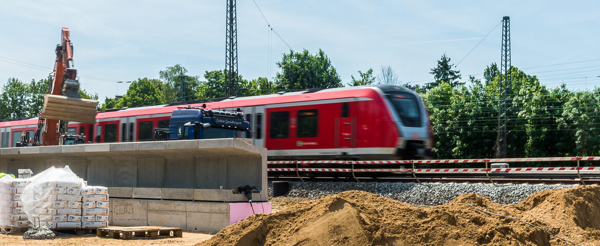 Noch fahren die S-Bahnen am künftigen Fernbahnhof Altona auf einer provisorischen Umleitungsstrecke. Aber der neue Bahnsteig im Vordergrund nimmt bereits Gestalt an.