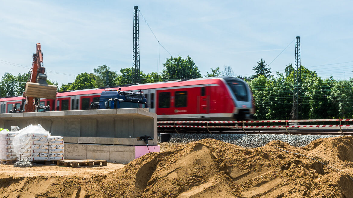 Noch fahren die S-Bahnen am künftigen Fernbahnhof Altona auf einer provisorischen Umleitungsstrecke. Aber der neue Bahnsteig im Vordergrund nimmt bereits Gestalt an.