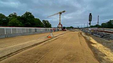 Vom künftige Bahnsteig an der S-Bahn-Haltestelle Diebsteich stehen bis jetzt erst einzelne Teile. (undatiertes Bild der Deutschen Bahn, aufgenommen zw. Januar und Juli 2023)