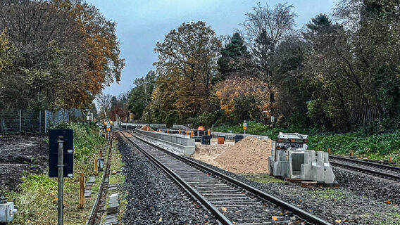 Vor knapp 25 Jahren wurde die erste Baugenehmigung erteilt – jetzt wird endlich dran gebaut: Ein neuer S-Bahnhof im Süden von Schnelsen.