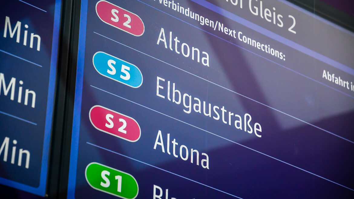Noch ungewohnt: Die neue S-Bahnlinie S5 gehört jetzt fest zum HVV in Hamburg. Die Linien S11, S21 und S31 sind verschwunden.