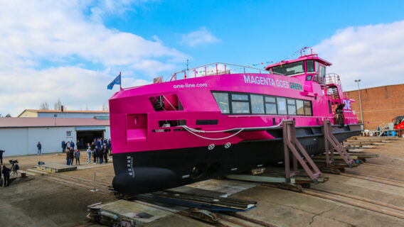 So sieht die neuste Fährschiffgeneration bei der HADAG aus. Stapellauf des ersten Neubaus am 6. März 2024 in Tangermünde.