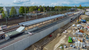 Der neue S-Bahnsteig am künftigen Fernbahnhof Altona nimmt bereits Gestalt an. Im August soll er eröffnet werden – mit knapp einem Jahr Verspätung.