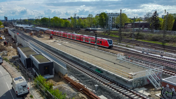 Blick aus Richtung Norden auf den neuen S-Bahnsteig. Auch hier ist der leichte Versatz der beiden Bahnsteigkanten gut erkennbar.