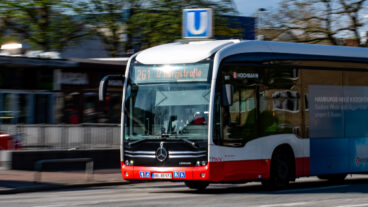 Ein elektrischer Hochbahn-Bus an der Wandsbeker Chaussee in Hamburg.