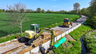 Seit Jahren wird scheibchenweise an der Sanierung der alten Bahnstrecke zum Schönberger Strand gebaut. Wann der Umbau fertig ist, weiß niemand so genau. Foto: Mathias Pank