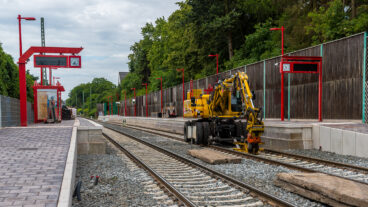 Die AKN-Strecke zwischen Hamburg und Kaltenkirchen wird derzeit für S-Bahn umgebaut: Höhere und längere Bahnsteige, sowie Oberleitungen sind nötig.