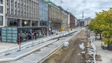 Nur noch halb so breit wird die Straße am Hamburger Jungfernstieg in Zukunft sein. Der Umbau ist in vollem Gange.