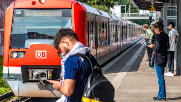 Eine S-Bahn fährt in den Bahnhof Ottensen in Hamburg ein.