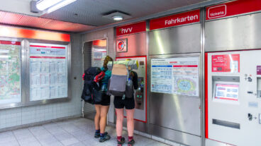 Zwei Schülerinnen kaufen ein HVV-Ticket in Hamburg.