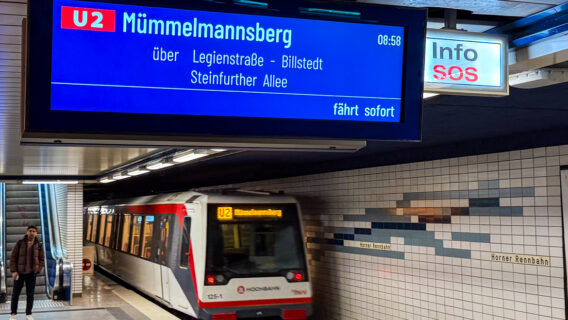 Im U-Bahnhof Horner Rennbahn hängen die ersten neuen Zugzielanzeiger einer neuen Generation. (Foto: Christian Hinkelmann)